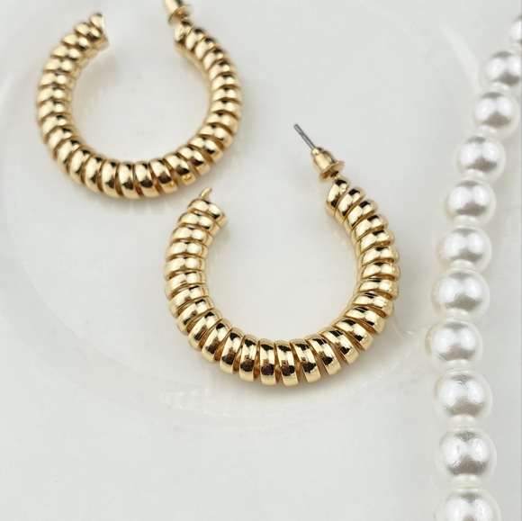 💫5/$25 UNIQUE Gold Spiral Hoops - Picture 3 of 4